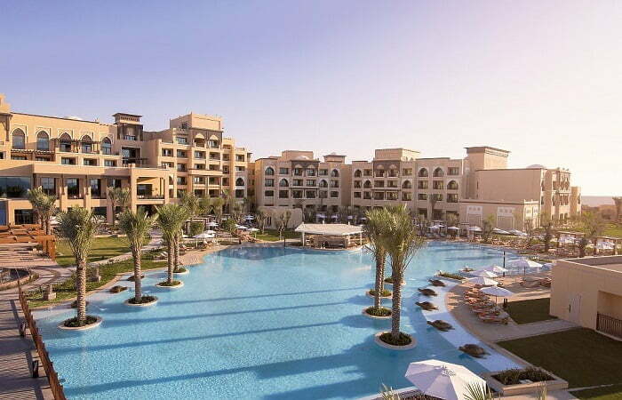 Saadiyat Rotana Resort & Villas Hotelanlage mit Pool
