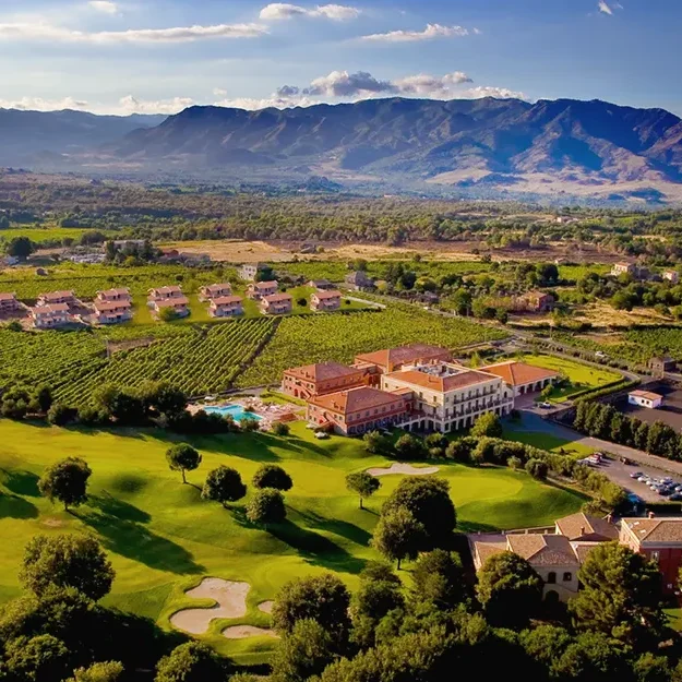 Il Piccolo Etna Golf Resort & Spa-1180×625 Il Picciolo Etna Übersicht mit Blick auf Vulkan