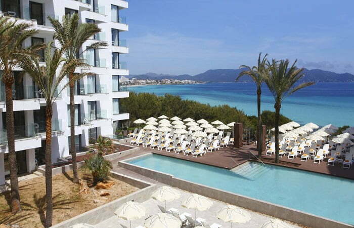 Iberostar Cala Millor Pool- und Hotelanlage mit Meerblick
