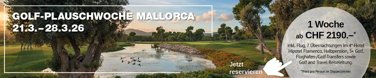 Ein malerischer Teich auf dem Golfplatz von Son Servera. Im Teich schwimmen Enten.