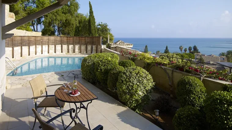 Terasse mit Sitzgelegenheit und kleinem Pool. Blick auf das Meer.